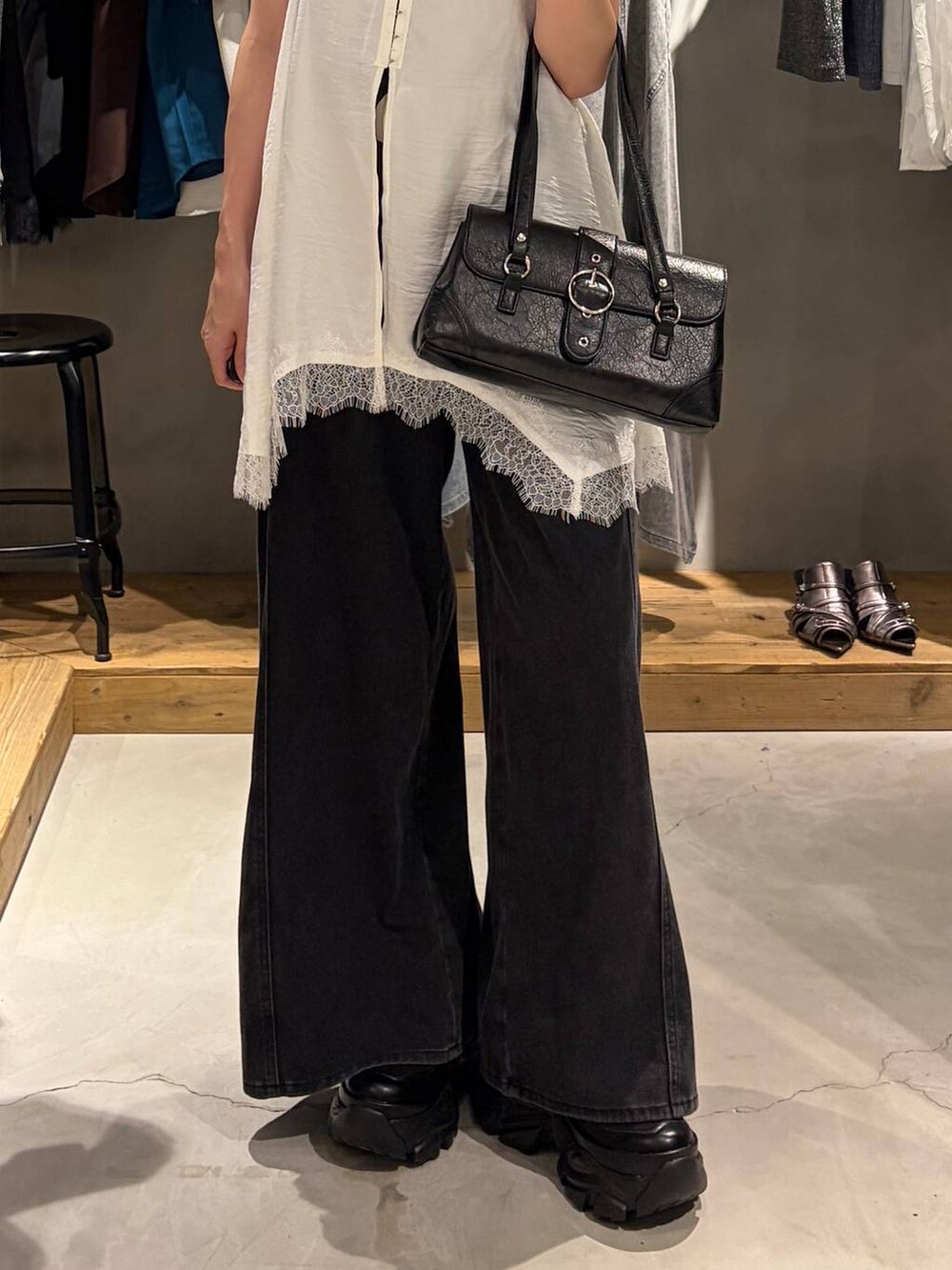 ブラック系のデニムパンツ、ブラック系のスニーカー、ブラック系のタンクトップを着用したレディースの夏コーディネートの5枚目の写真