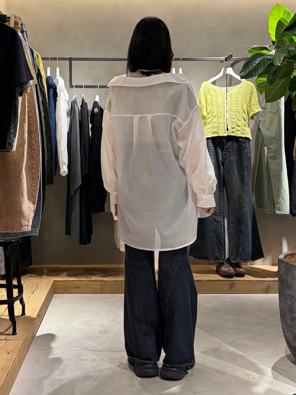 ブルー系のデニムパンツ、ホワイト系のシャツ/ブラウス、グレー系のTシャツ/カットソーを着用したレディースの春コーディネートの3枚目の写真