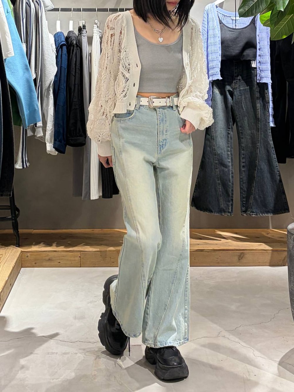 ブラック系のブーツ、グレー系のキャミソール、ホワイト系のカーディガン/ボレロを着用したレディースの春コーディネートの6枚目の写真