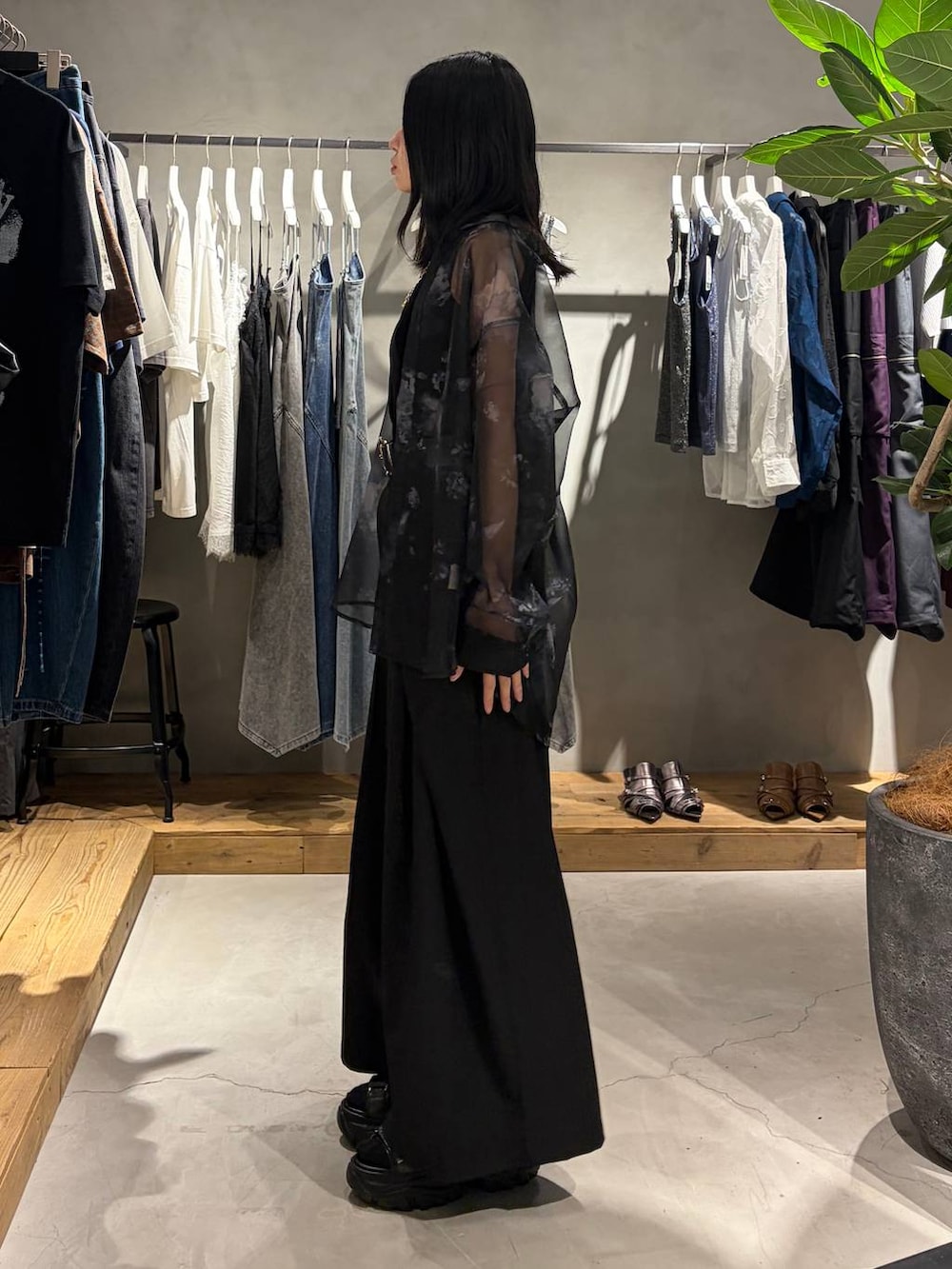 ブラック系のスラックス、ブラック系のシャツ/ブラウス、ブラック系のタンクトップを着用したレディースの夏コーディネートの2枚目の写真