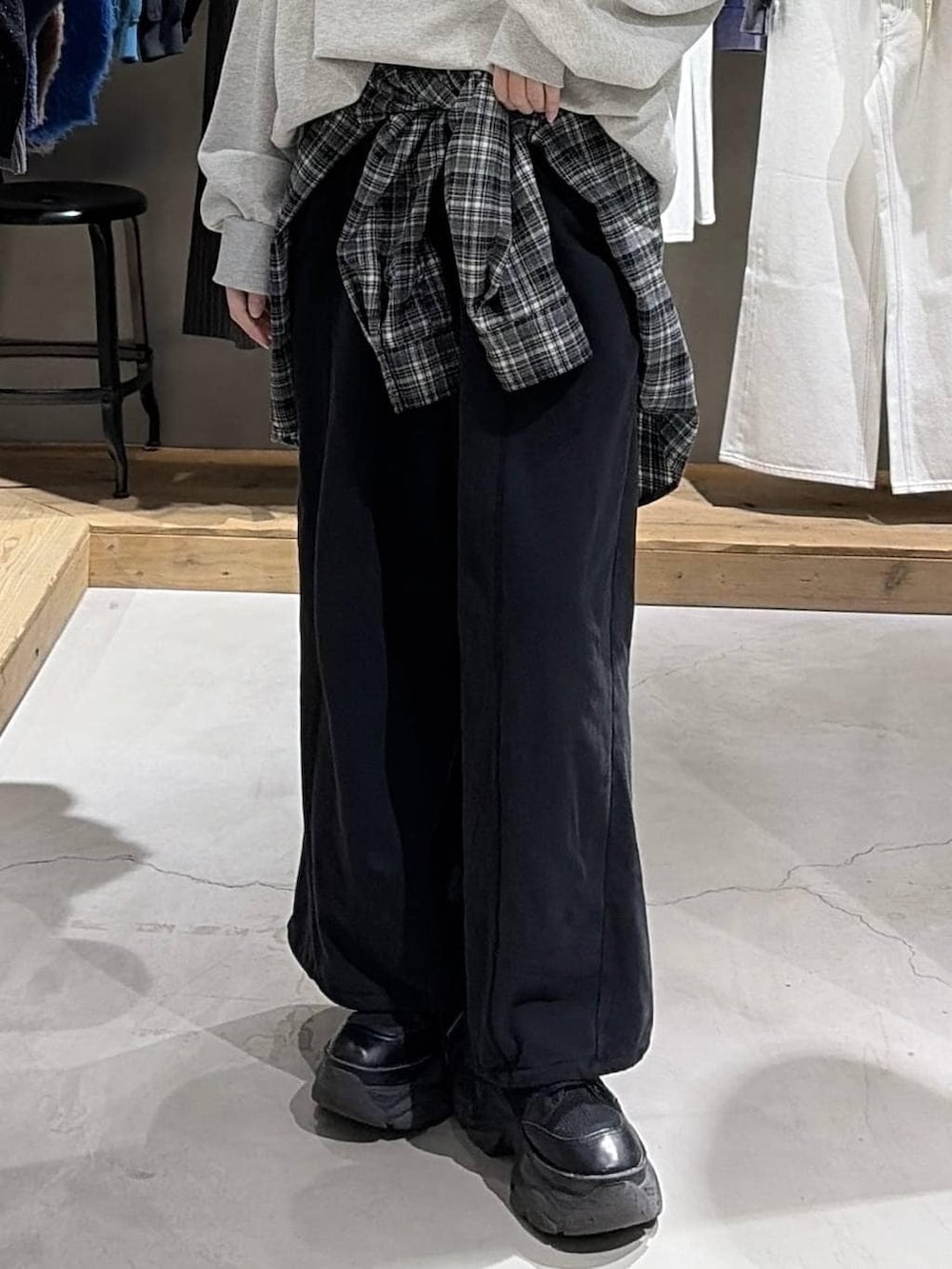 ブラック系のブーツ、グレー系のスウェット、ブラック系のスウェットパンツを着用したレディースの冬コーディネートの5枚目の写真