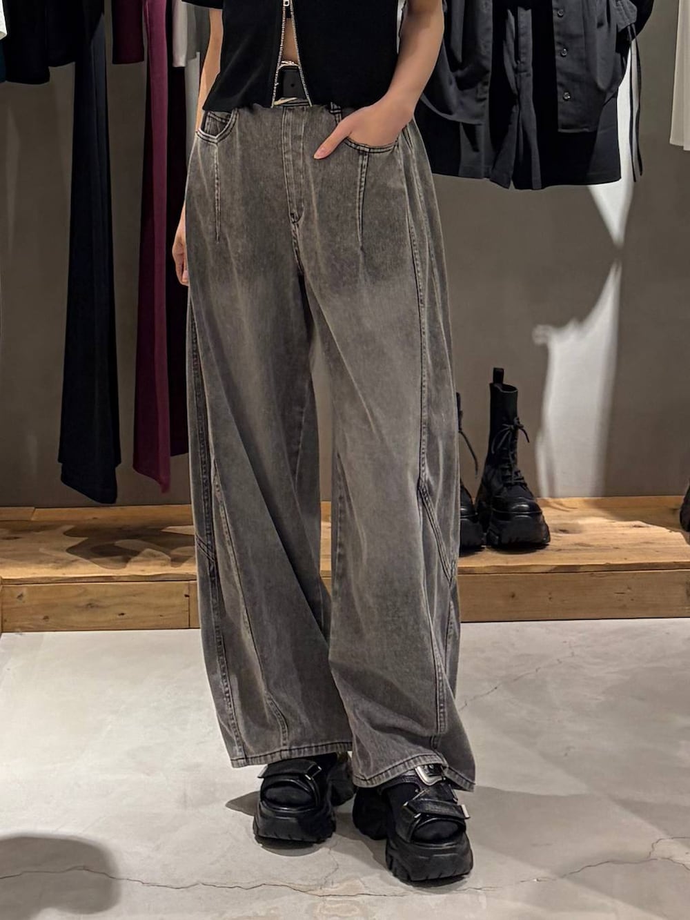 ブラック系のキャミソール、ブラック系のデニムパンツ、ブラック系のサンダルを着用したレディースの春コーディネートの5枚目の写真