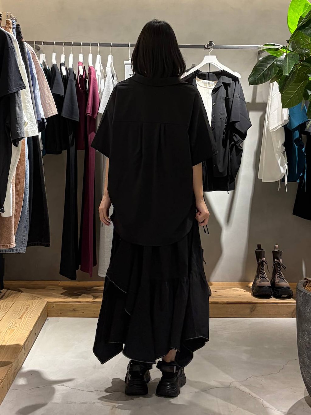 ブラック系のスカート、ブラック系のサンダル、ブラック系のシャツ/ブラウスを着用したレディースの夏コーディネートの3枚目の写真