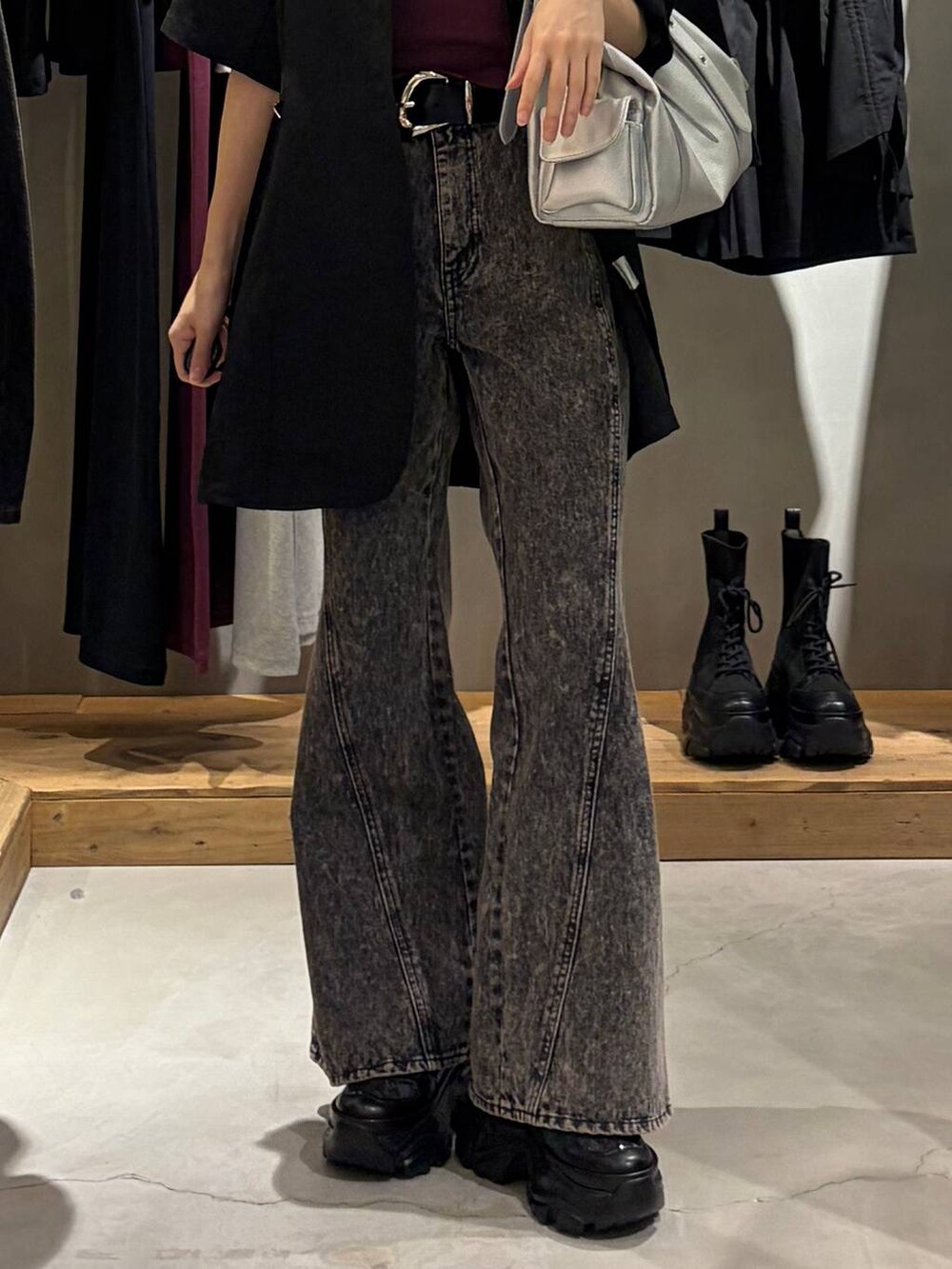 ブラック系のデニムパンツ、ブラック系のテーラードジャケット、シルバー系のハンドバッグを着用したレディースの春コーディネートの5枚目の写真