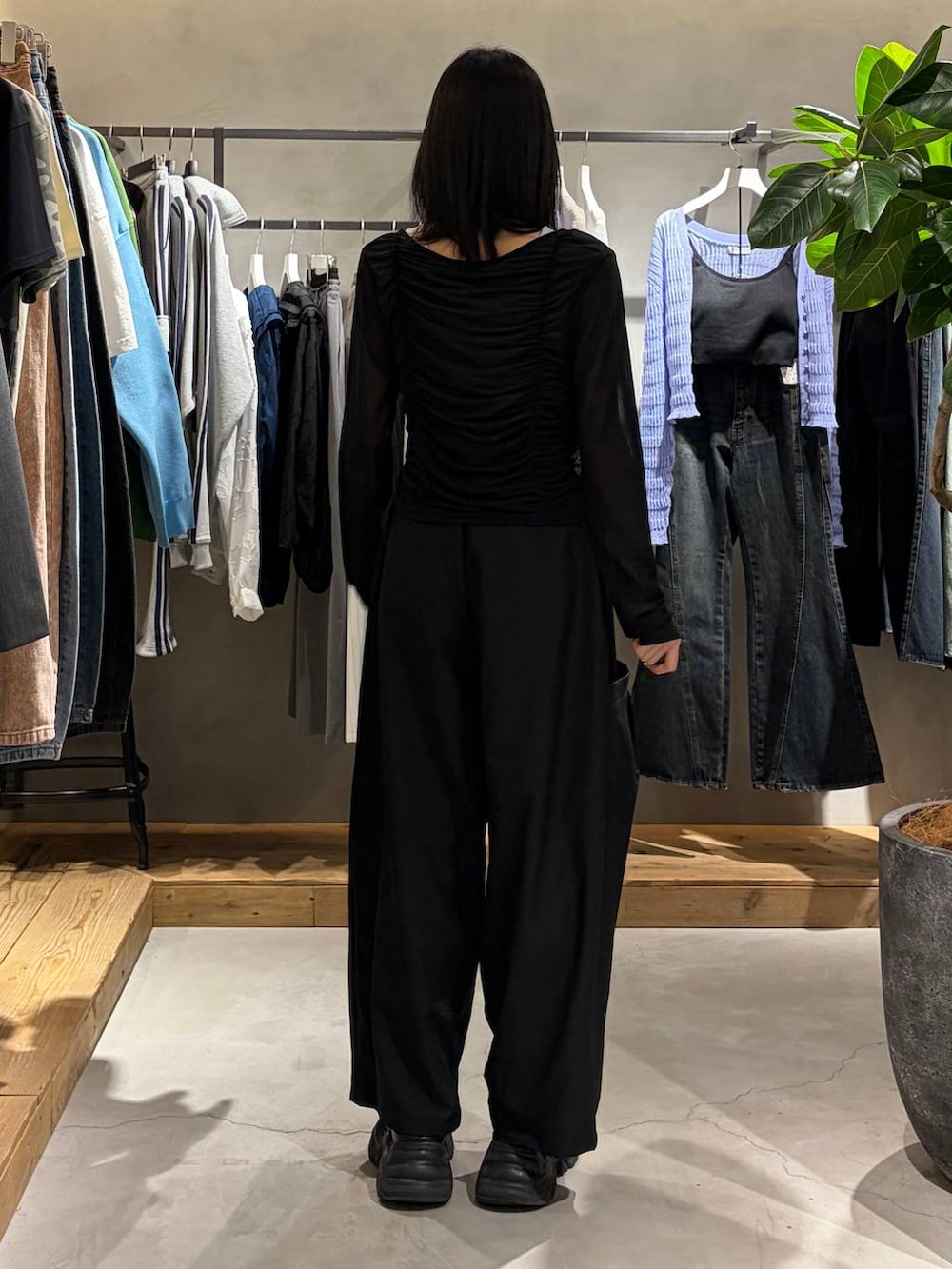 ブラック系のブーツ、ブラック系のTシャツ/カットソー、グレー系のタンクトップを着用したレディースの春コーディネートの3枚目の写真