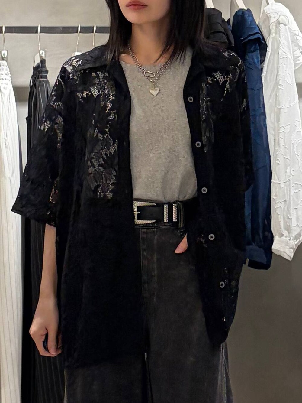 ブラック系のブーツ、ブラック系のシャツ/ブラウス、ブラック系のデニムパンツを着用したレディースの春コーディネートの4枚目の写真