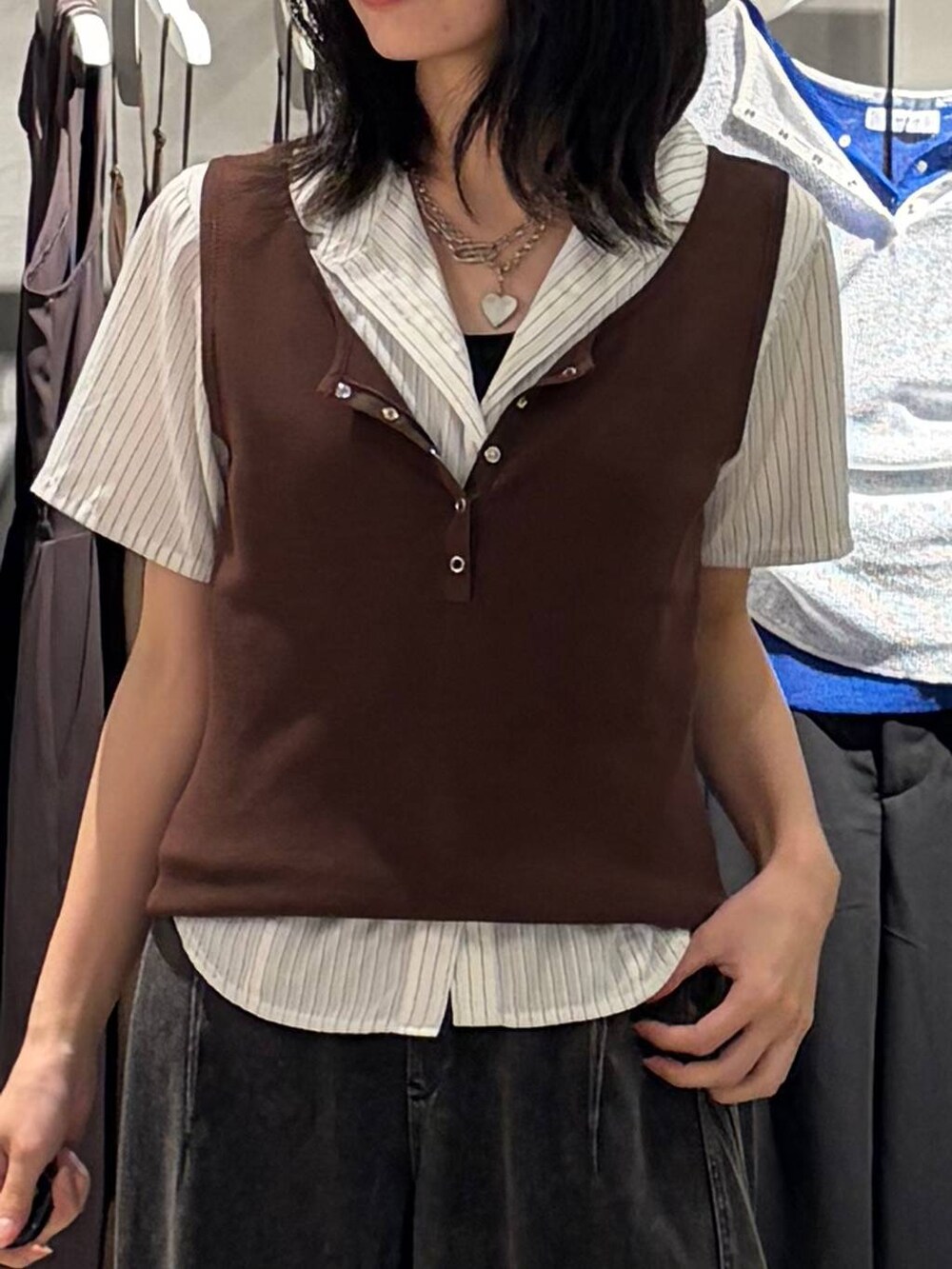 ブラック系のスニーカー、ブラック系のデニムパンツ、ブラウン系のタンクトップを着用したレディースの夏コーディネートの4枚目の写真