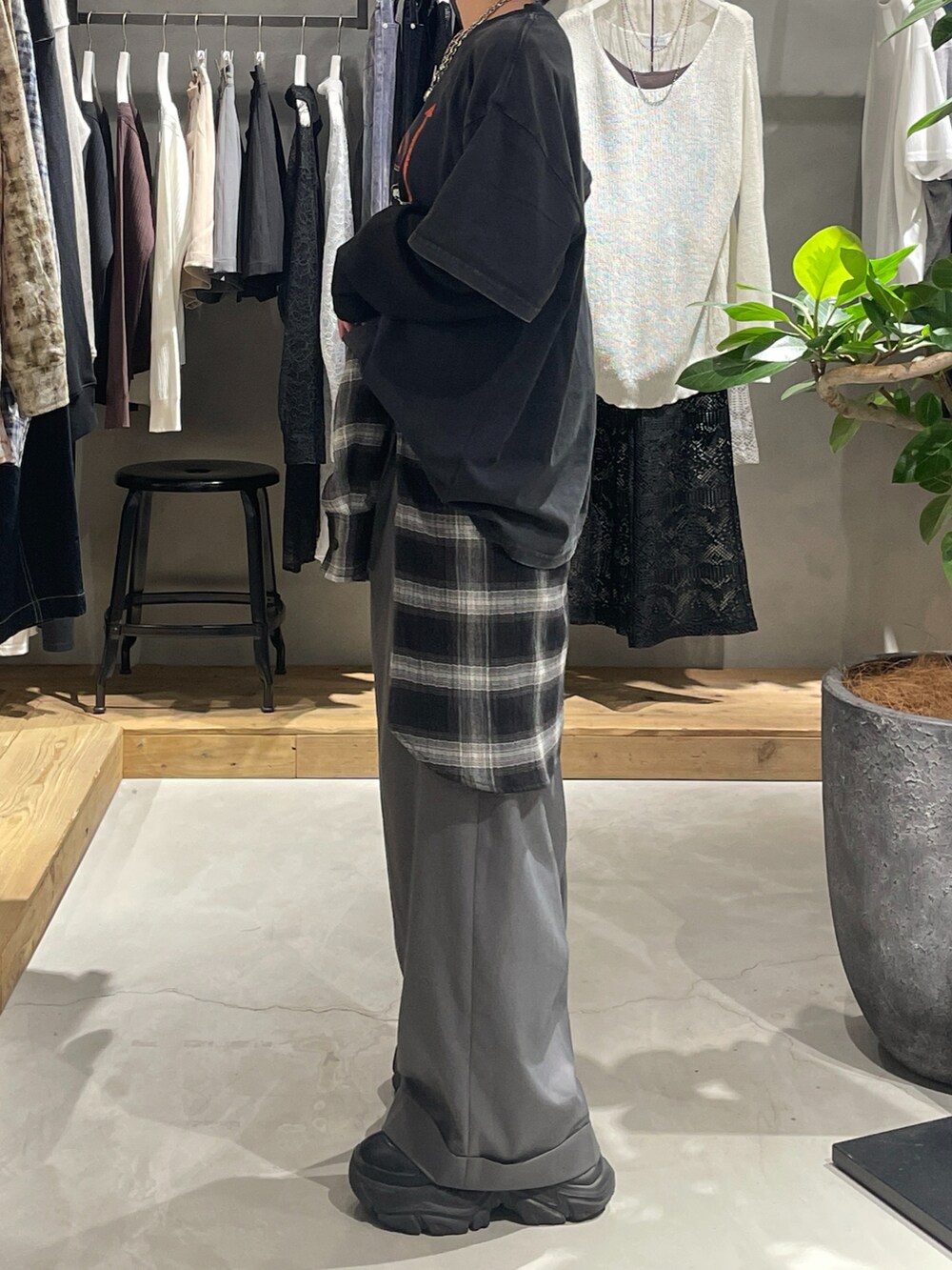 ブラック系のTシャツ/カットソー、ブラック系のシャツ/ブラウス、グレー系のスラックスを着用したレディースの夏コーディネートの2枚目の写真