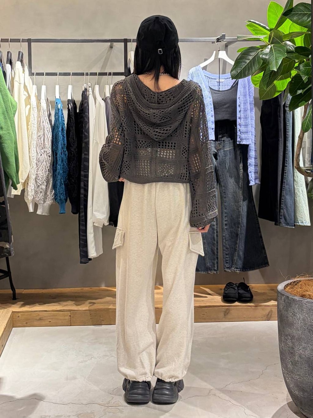 ブラック系のキャミソール、グレー系のパーカー、ベージュ系のその他パンツを着用したレディースの春コーディネートの3枚目の写真