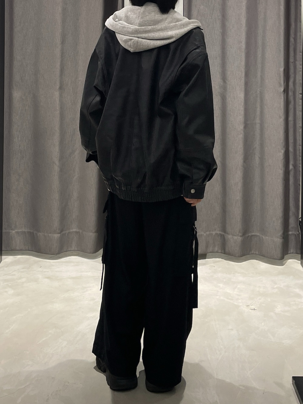 ブラック系のTシャツ/カットソー、グレー系のパーカー、ブラック系のブルゾンを着用したレディースの秋コーディネートの3枚目の写真