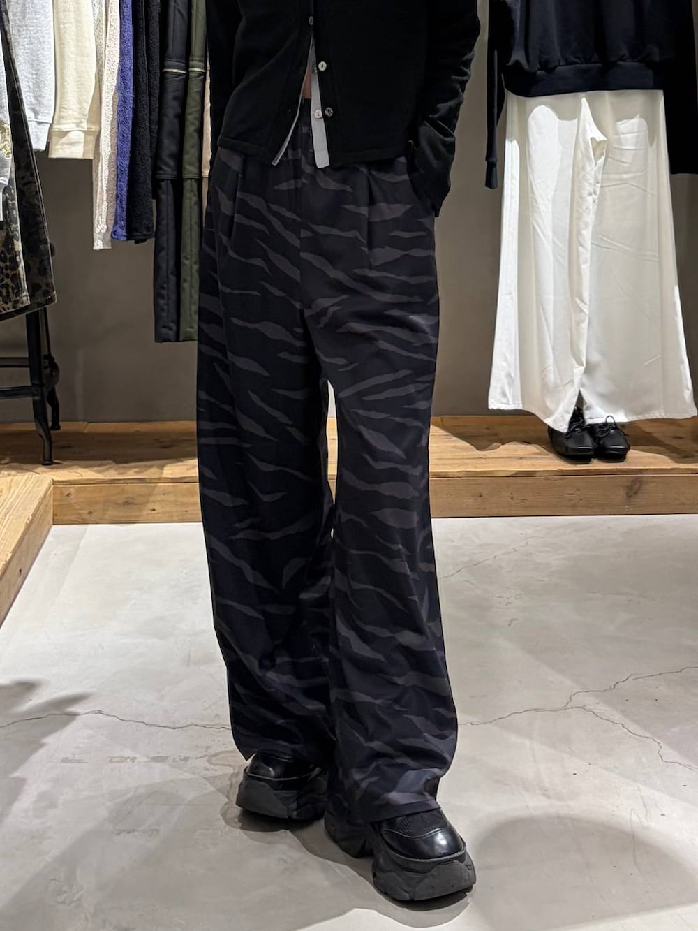 ブラック系のブーツ、その他のスラックス、グレー系のカーディガン/ボレロを着用したレディースの春コーディネートの5枚目の写真