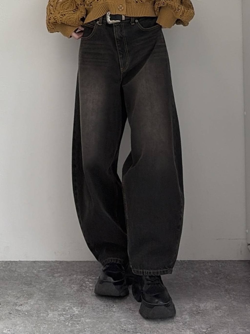 イエロー系のカーディガン/ボレロ、ブラック系のデニムパンツ、シルバー系のネックレスを着用したレディースの冬コーディネートの5枚目の写真