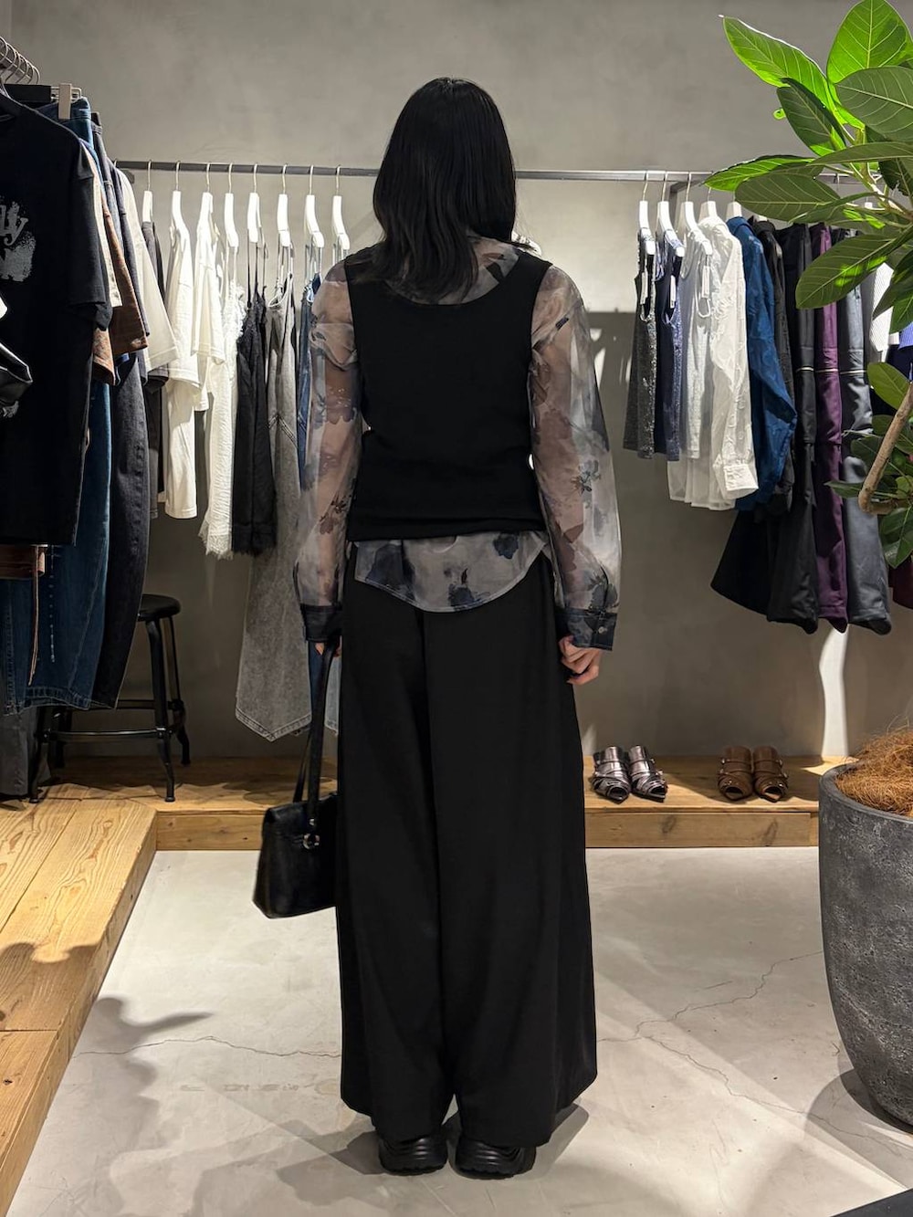 ブラック系のスラックス、グレー系のシャツ/ブラウス、ブラック系のサンダルを着用したレディースの夏コーディネートの3枚目の写真