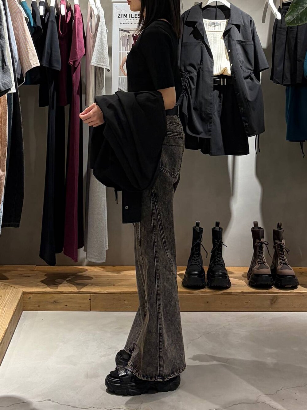 ブラック系のデニムパンツ、ブラック系のサンダル、ブラック系のシャツ/ブラウスを着用したレディースの春コーディネートの7枚目の写真