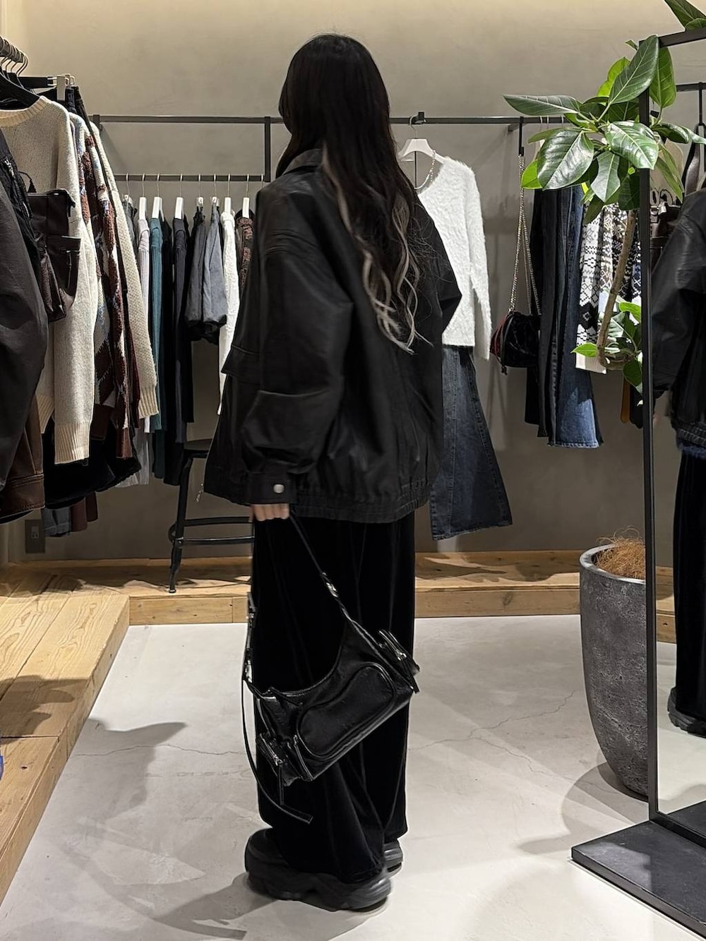 ブラック系のブーツ、ブラック系のブルゾン、ブルー系のニット/セーターを着用したレディースの冬コーディネートの2枚目の写真