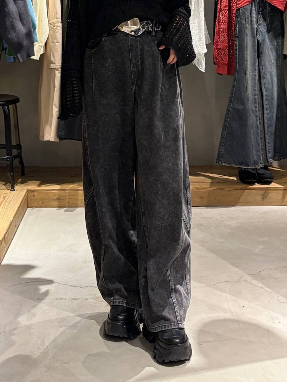 ブラック系のブーツ、ブラック系のデニムパンツ、ブラック系のニット/セーターを着用したレディースの春コーディネートの5枚目の写真