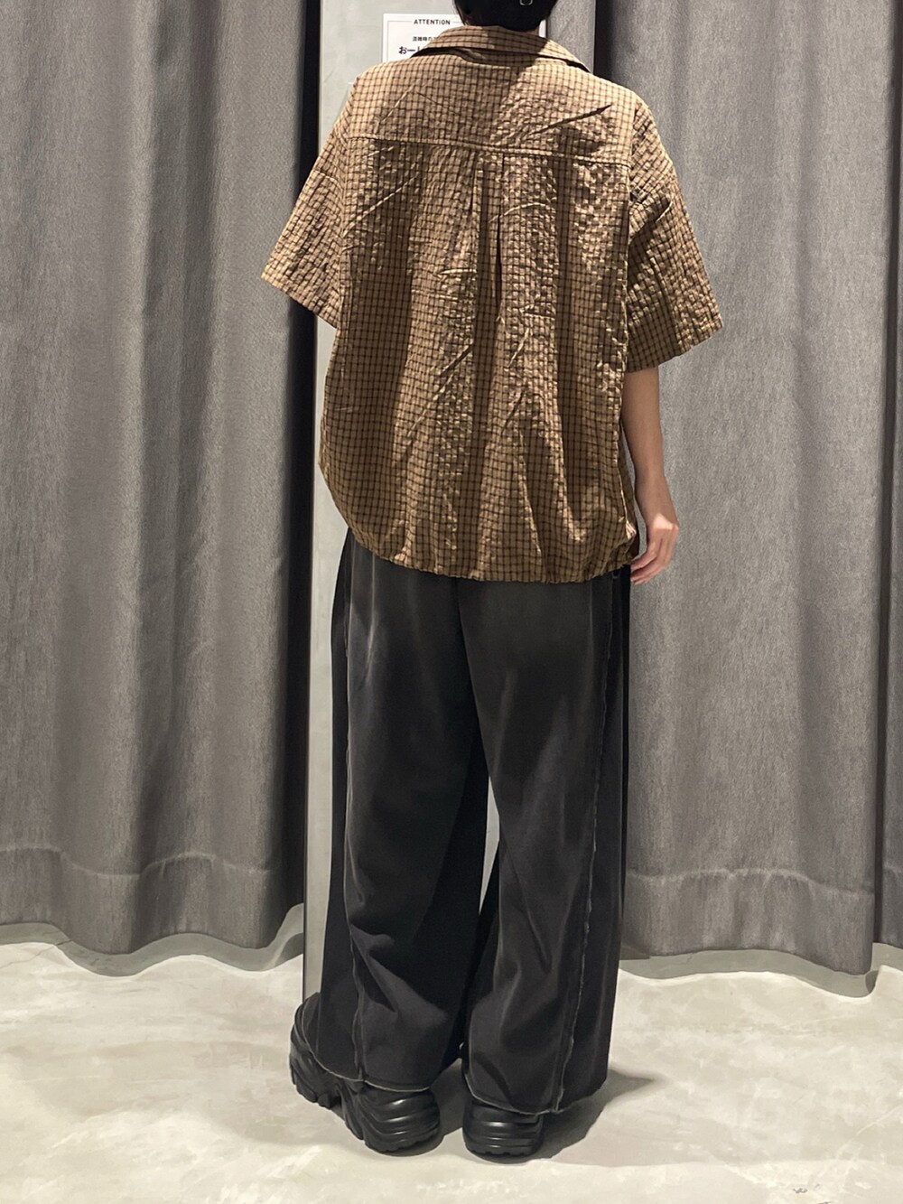 ブラウン系のシャツ/ブラウス、ブラック系のデニムパンツ、ブラック系のスニーカーを着用したレディースの夏コーディネートの3枚目の写真