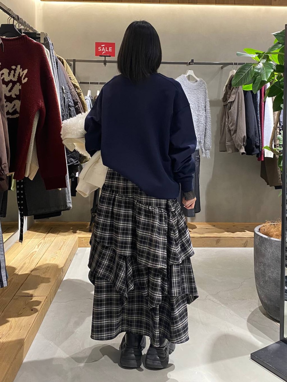 ホワイト系のブルゾン、ホワイト系のスカート、ブルー系のスウェットを着用したレディースの冬コーディネートの3枚目の写真