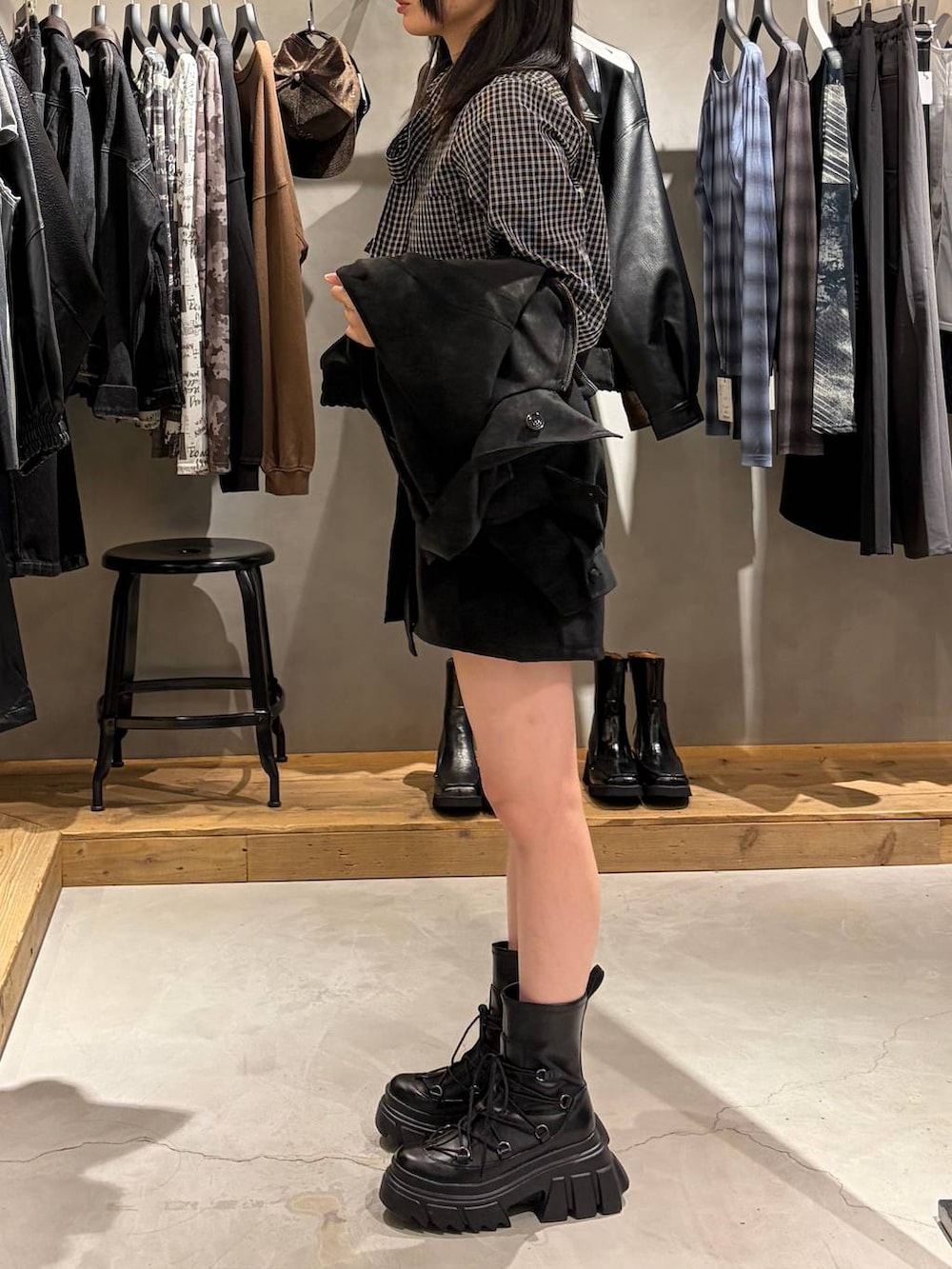 ブラック系のブーツ、ブラック系のブルゾン、ブラック系のその他パンツを着用したレディースの秋コーディネートの7枚目の写真