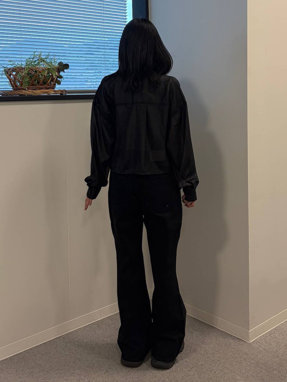 ブラック系のデニムパンツ、グレー系のTシャツ/カットソー、ブラック系のシャツ/ブラウスを着用したレディースの夏コーディネートの3枚目の写真