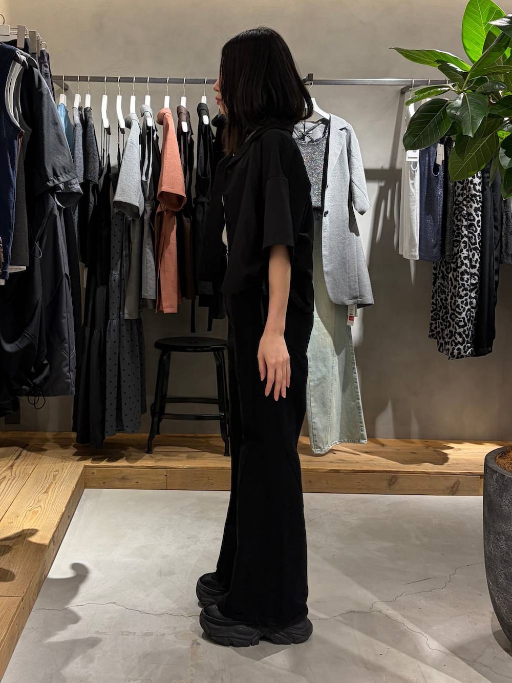 ブラック系のデニムパンツ、グレー系のTシャツ/カットソー、ブラック系のシャツ/ブラウスを着用したレディースの夏コーディネートの2枚目の写真