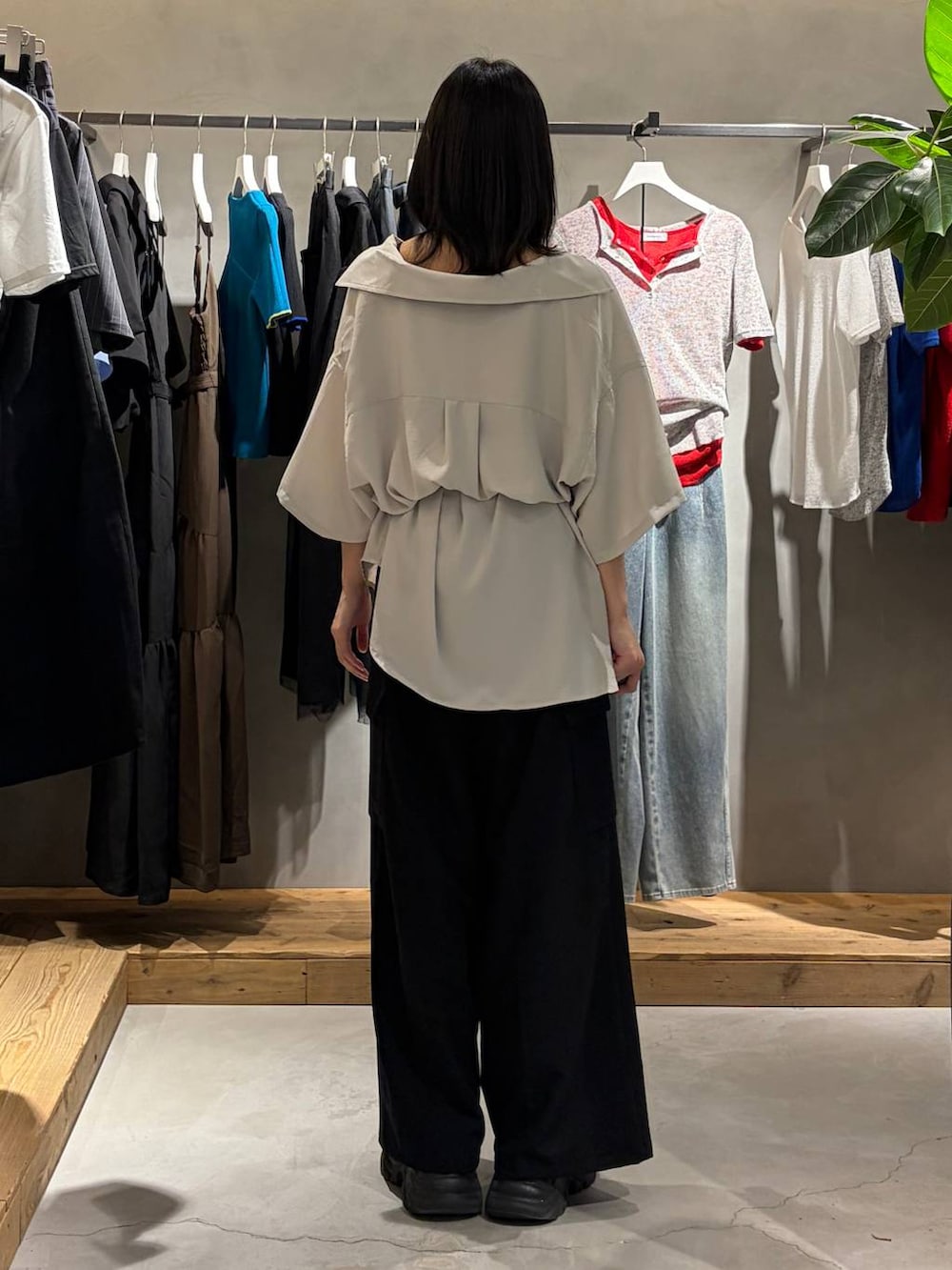 ブラック系のスラックス、ベージュ系のシャツ/ブラウス、ブラック系のベルトを着用したレディースの春コーディネートの3枚目の写真
