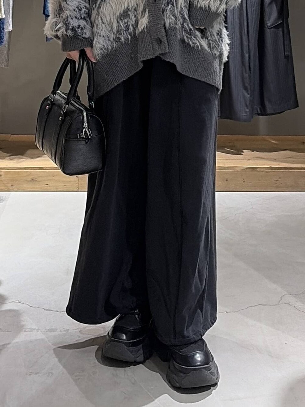 グレー系のカーディガン/ボレロ、ブラック系のニット/セーター、ブラック系のボストンバッグを着用したレディースの冬コーディネートの5枚目の写真