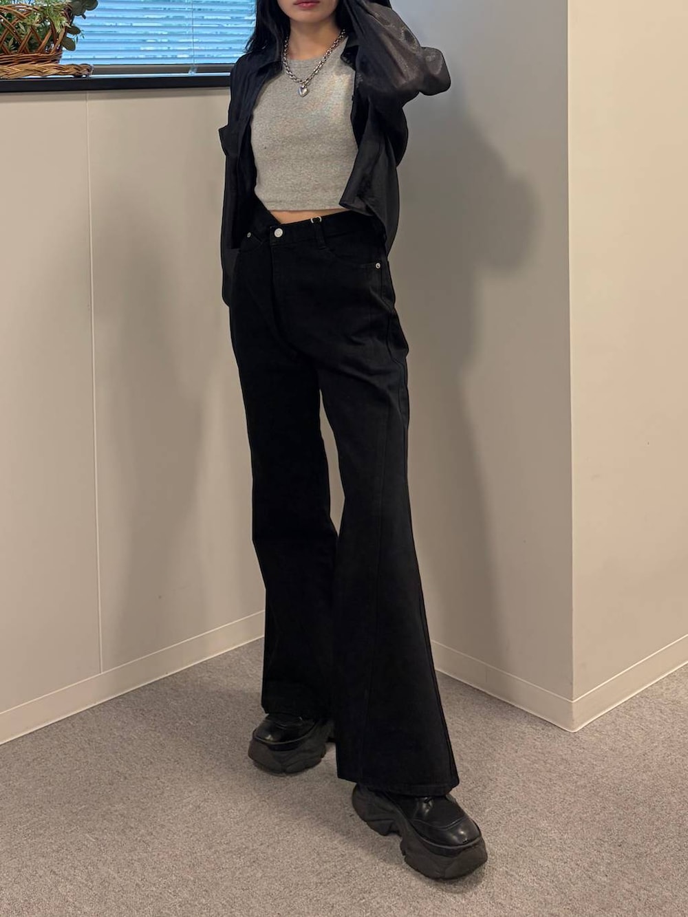 ブラック系のデニムパンツ、グレー系のTシャツ/カットソー、ブラック系のシャツ/ブラウスを着用したレディースの夏コーディネートの6枚目の写真