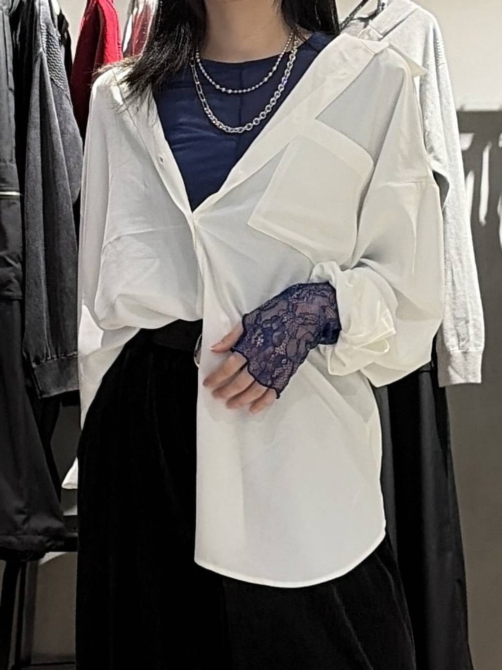 ブルー系のその他トップス、ブラック系のその他パンツ、ホワイト系のシャツ/ブラウスを着用したレディースの夏コーディネートの4枚目の写真