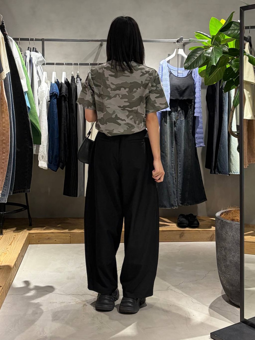 ブラック系のブーツ、ブラック系のハンドバッグ、その他のTシャツ/カットソーを着用したレディースの春コーディネートの3枚目の写真