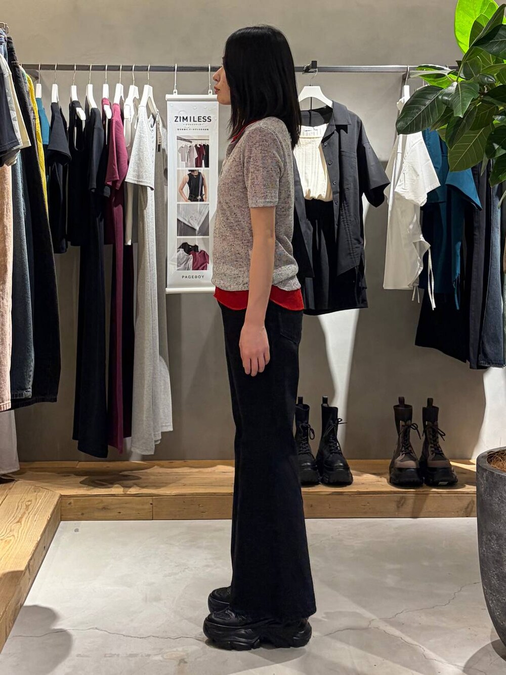 ブラック系のスニーカー、ブラック系のデニムパンツ、グレー系のTシャツ/カットソーを着用したレディースの春コーディネートの2枚目の写真