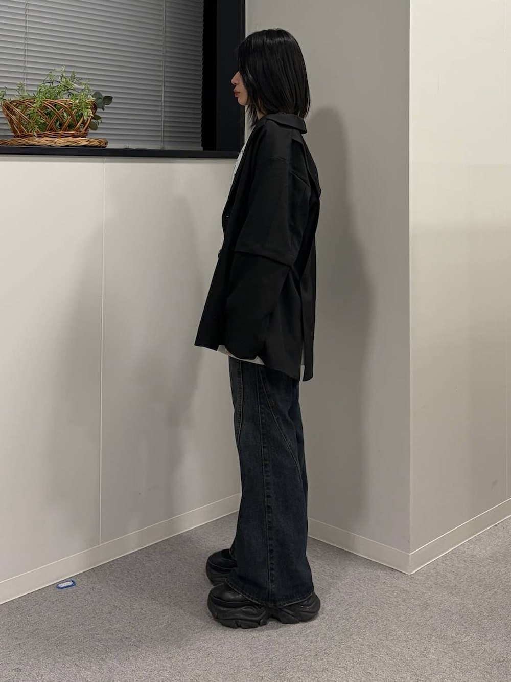 ブラック系のブーツ、ブルー系のデニムパンツ、ベージュ系のTシャツ/カットソーを着用したレディースの春コーディネートの2枚目の写真