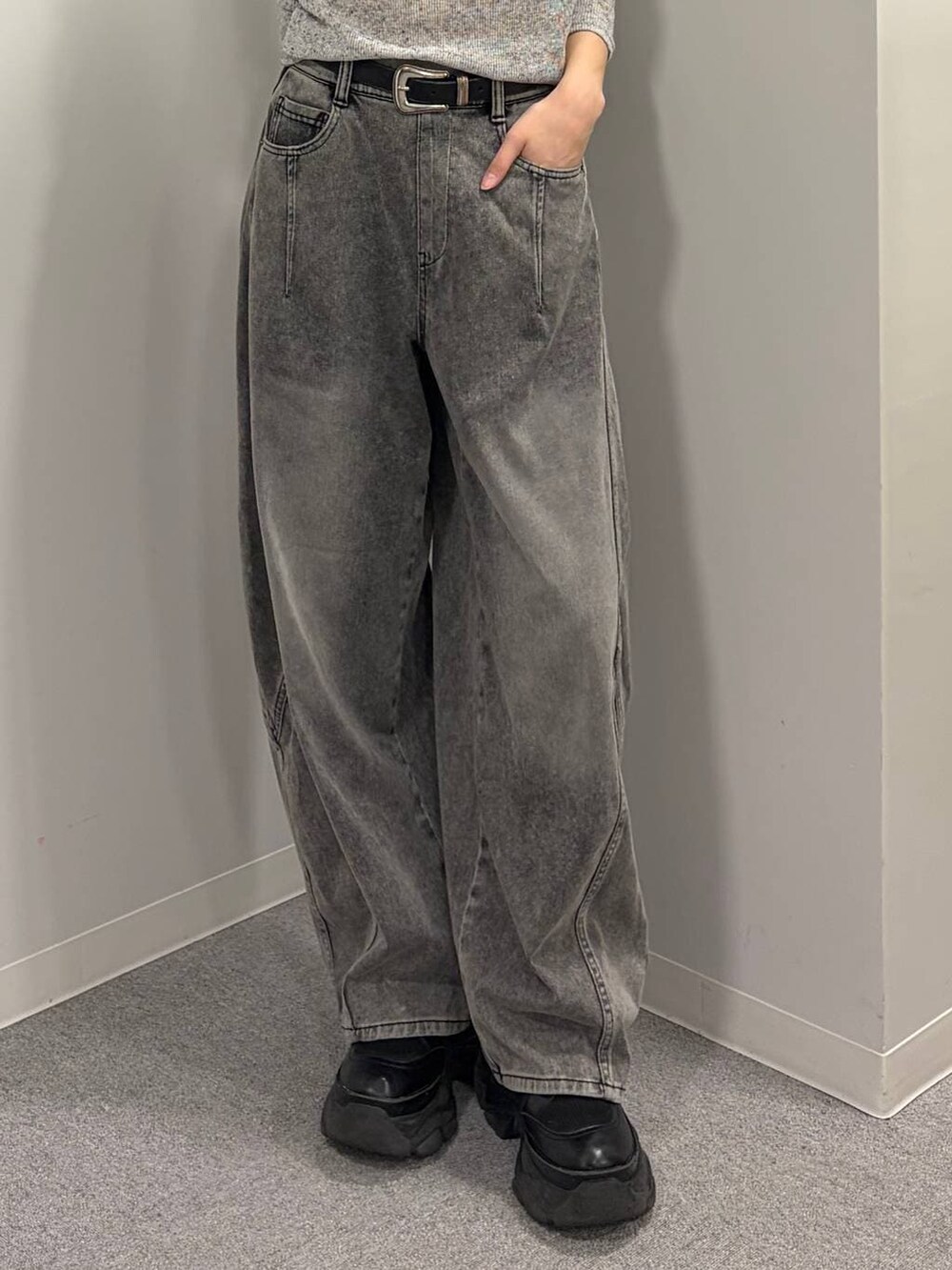 ブラック系のブーツ、ブラック系のデニムパンツ、グレー系のTシャツ/カットソーを着用したレディースの春コーディネートの5枚目の写真