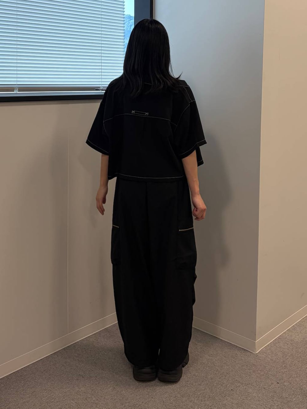 ブラック系のカーゴパンツ、ブラック系のシャツ/ブラウス、グレー系のタンクトップを着用したレディースの夏コーディネートの3枚目の写真