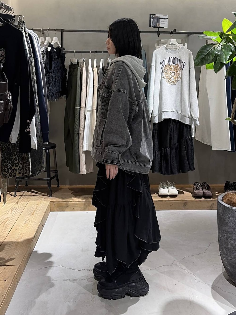 ブラック系のTシャツ/カットソー、グレー系のパーカー、ブラック系のスカートを着用したレディースの冬コーディネートの2枚目の写真