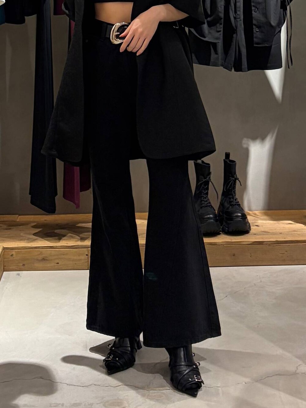 ブラック系のキャミソール、ブラック系のデニムパンツ、ブラック系のサンダルを着用したレディースの春コーディネートの5枚目の写真