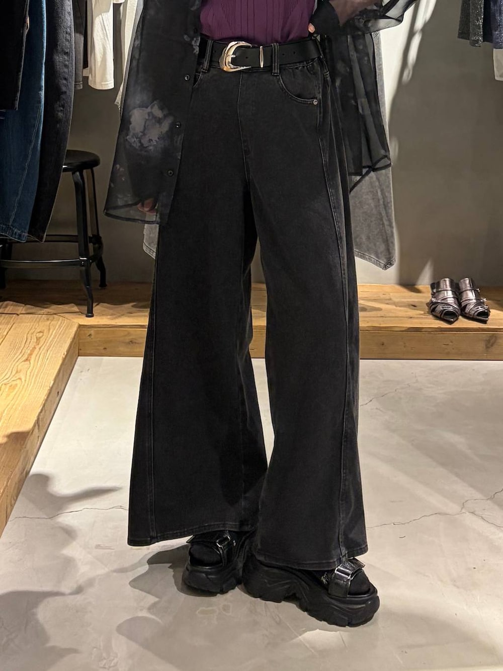 ブラック系のデニムパンツ、ブラック系のシャツ/ブラウス、パープル系のタンクトップを着用したレディースの夏コーディネートの5枚目の写真