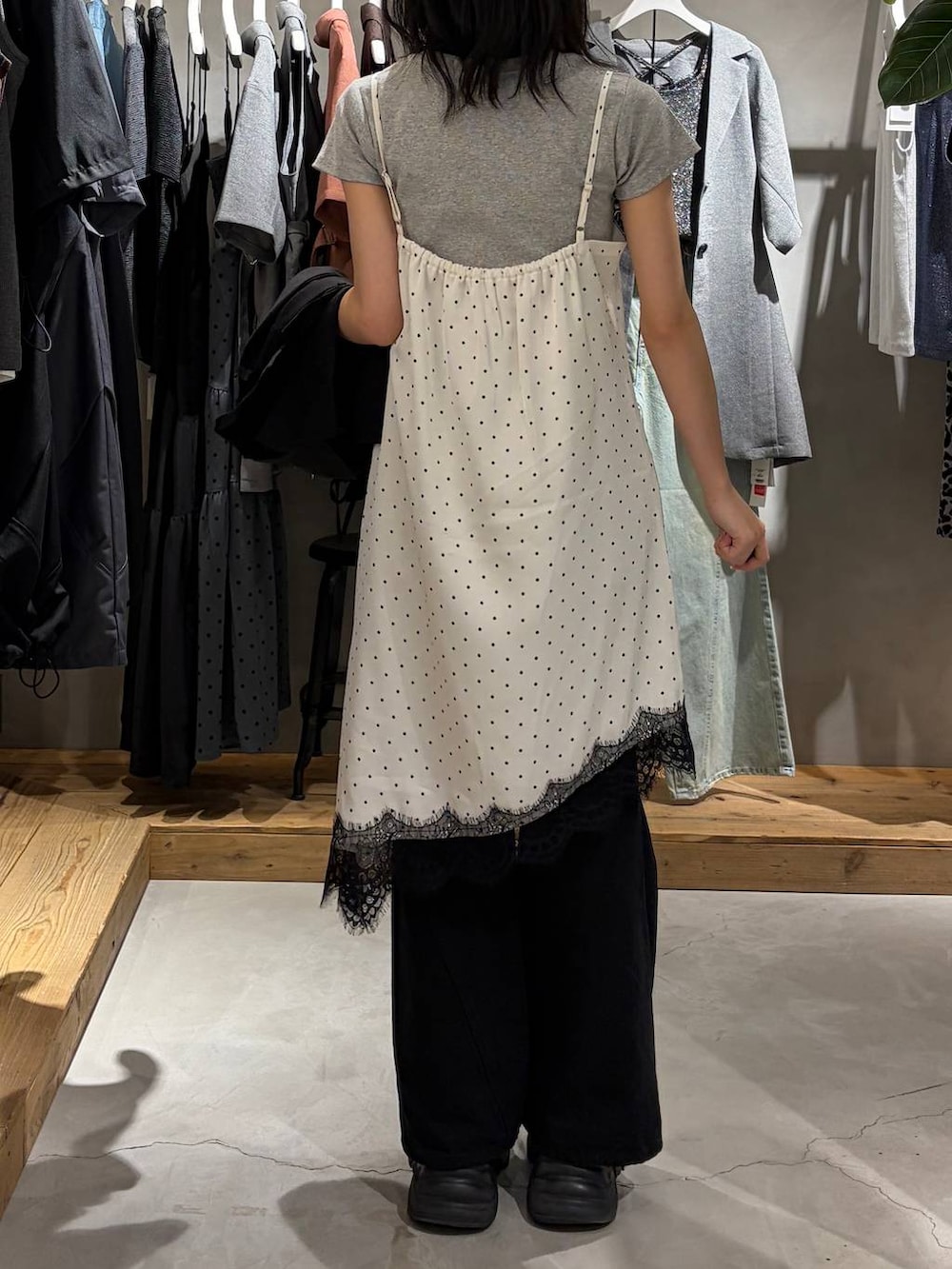 ホワイト系のチュニック、ブラック系のデニムパンツ、グレー系のTシャツ/カットソーを着用したレディースの夏コーディネートの8枚目の写真