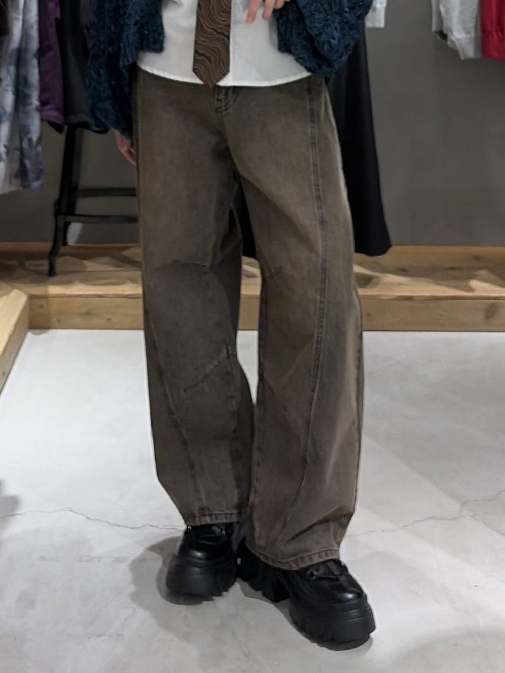 ブラック系のブーツ、ブラウン系のデニムパンツ、ブルー系のカーディガン/ボレロを着用したレディースの秋コーディネートの5枚目の写真