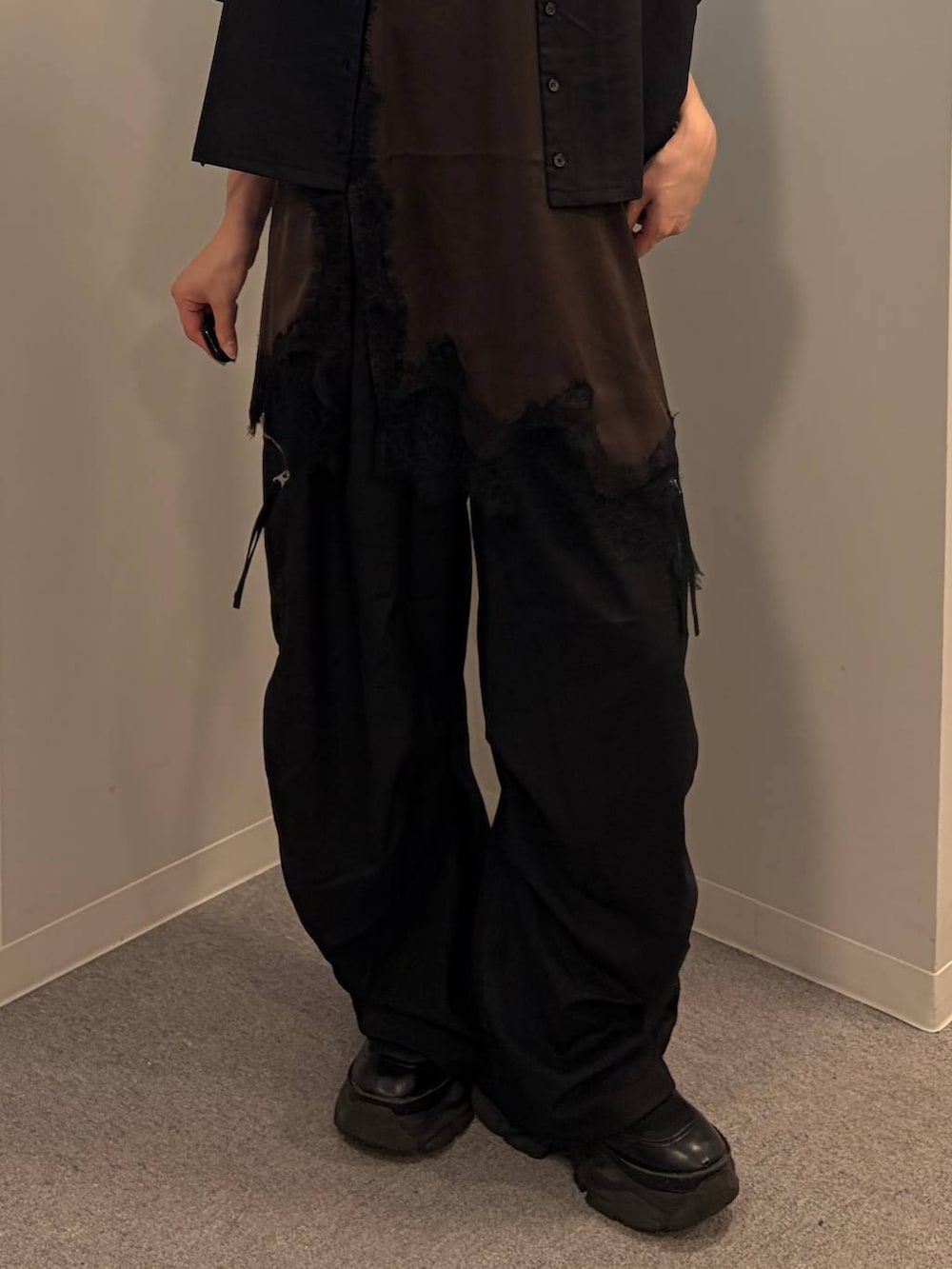 ブラウン系のチュニック、ブラック系のカーゴパンツ、ブラック系のTシャツ/カットソーを着用したレディースの夏コーディネートの5枚目の写真