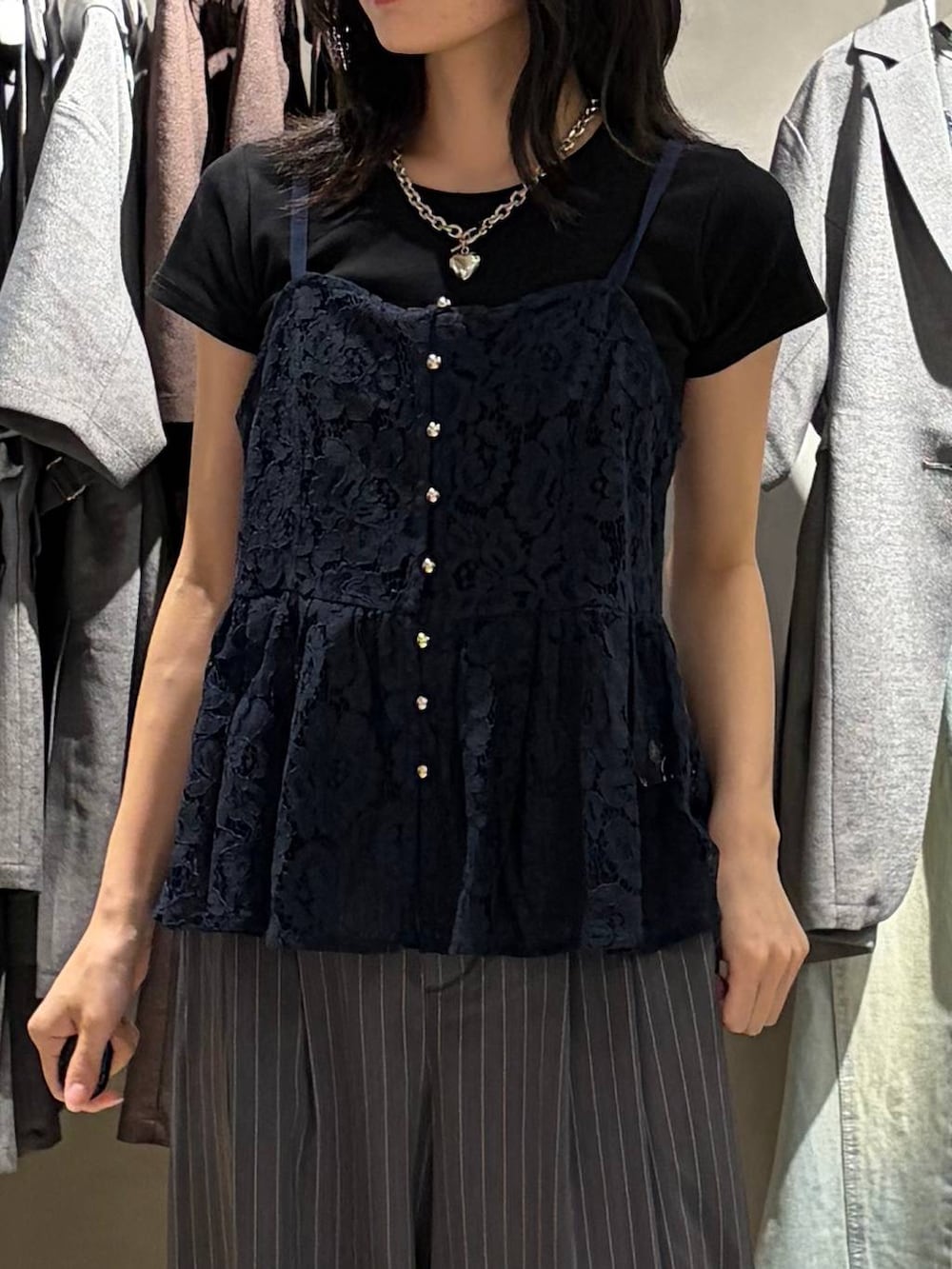 ブラック系のサンダル、ブラック系のTシャツ/カットソー、ブルー系のその他トップスを着用したレディースの夏コーディネートの4枚目の写真