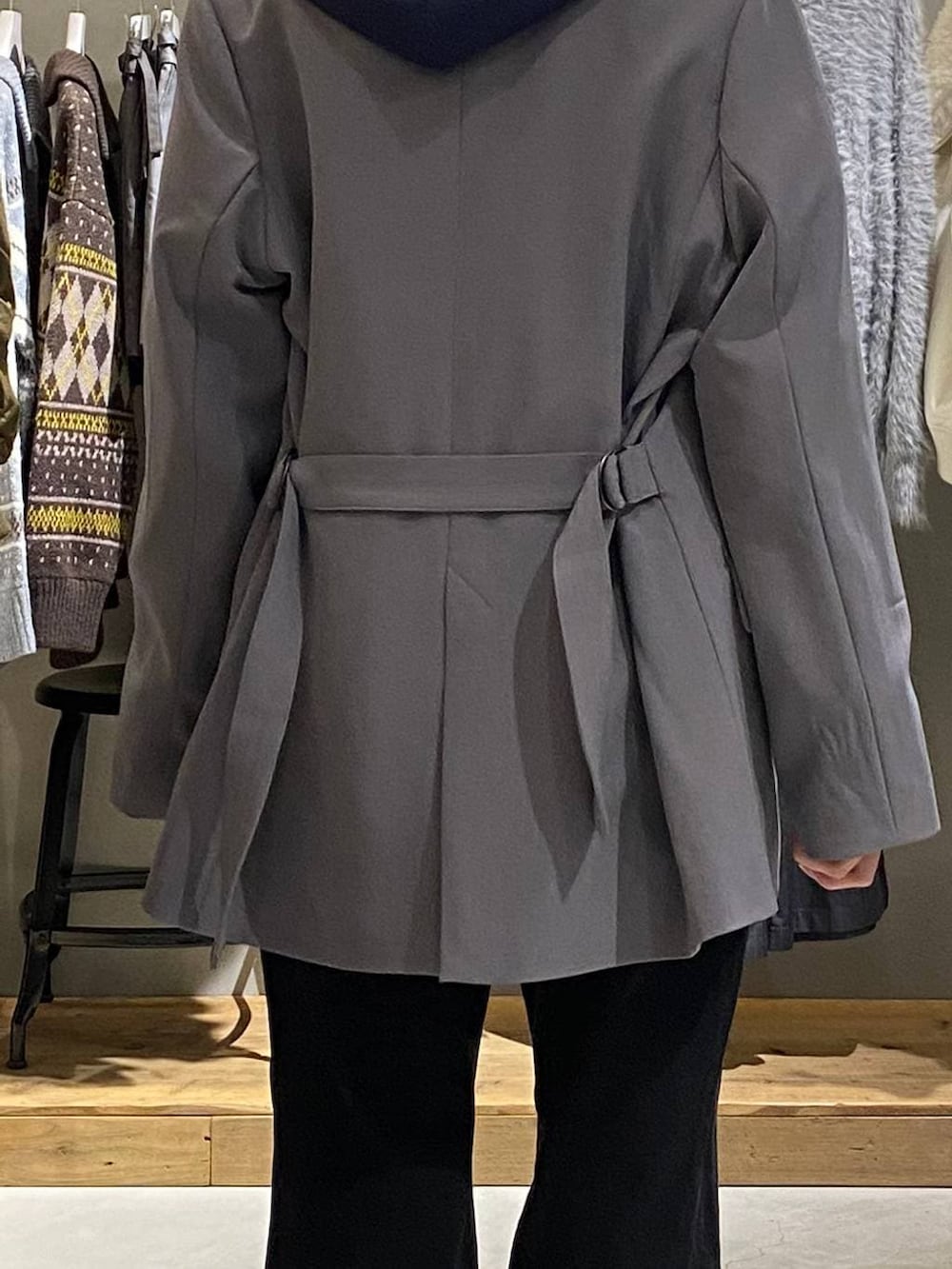 ブラック系のデニムパンツ、ホワイト系のTシャツ/カットソー、グレー系のテーラードジャケットを着用したレディースの冬コーディネートの6枚目の写真