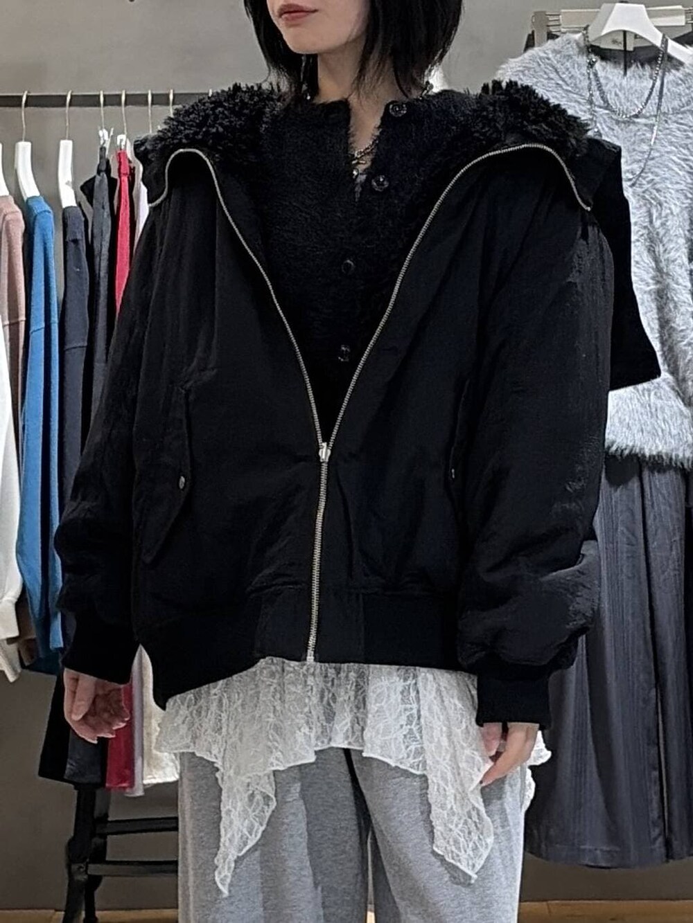 ブラック系のブーツ、ブラック系のブルゾン、ブラック系のボストンバッグを着用したレディースの冬コーディネートの4枚目の写真