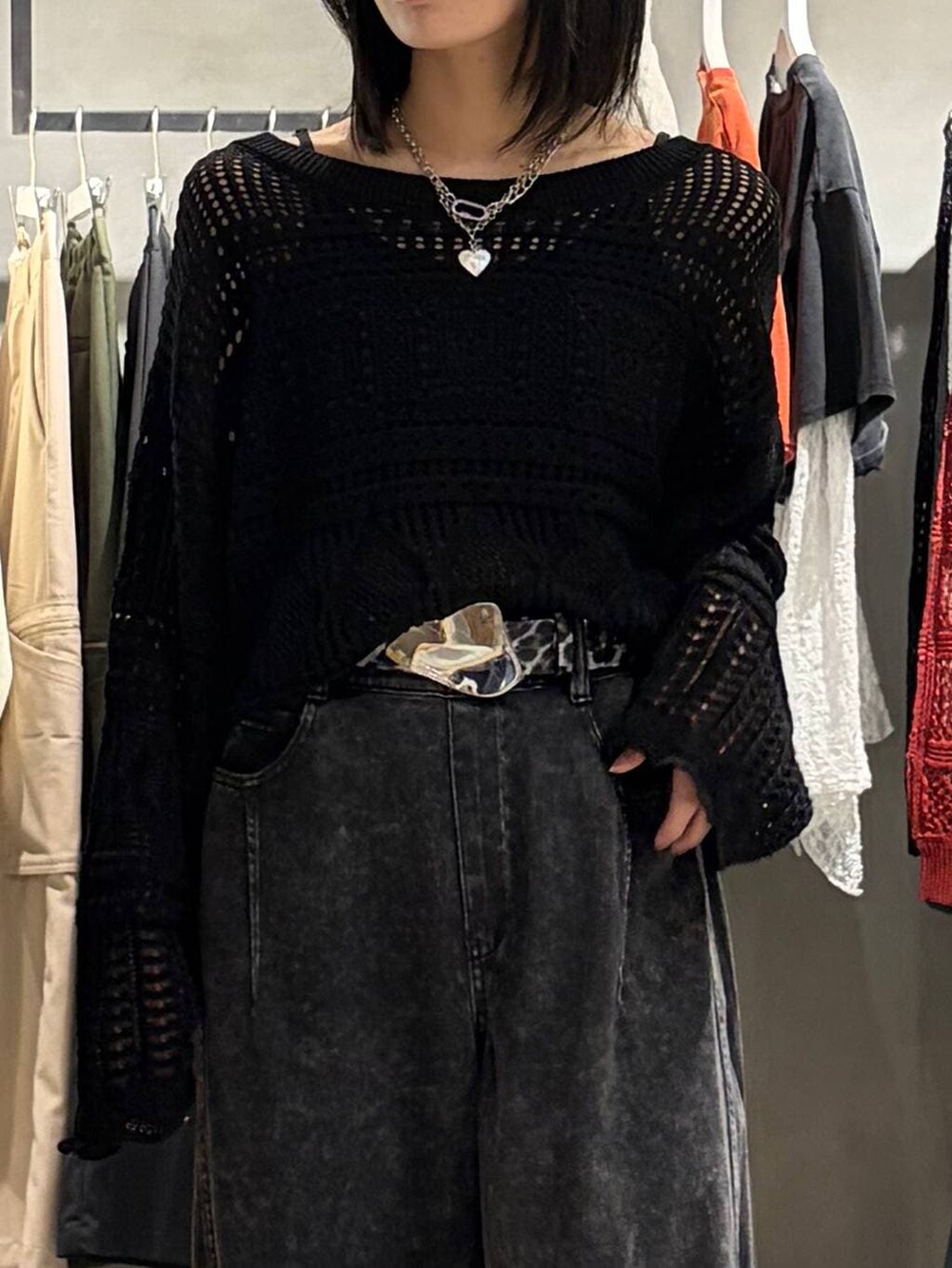 ブラック系のブーツ、ブラック系のデニムパンツ、ブラック系のニット/セーターを着用したレディースの春コーディネートの4枚目の写真