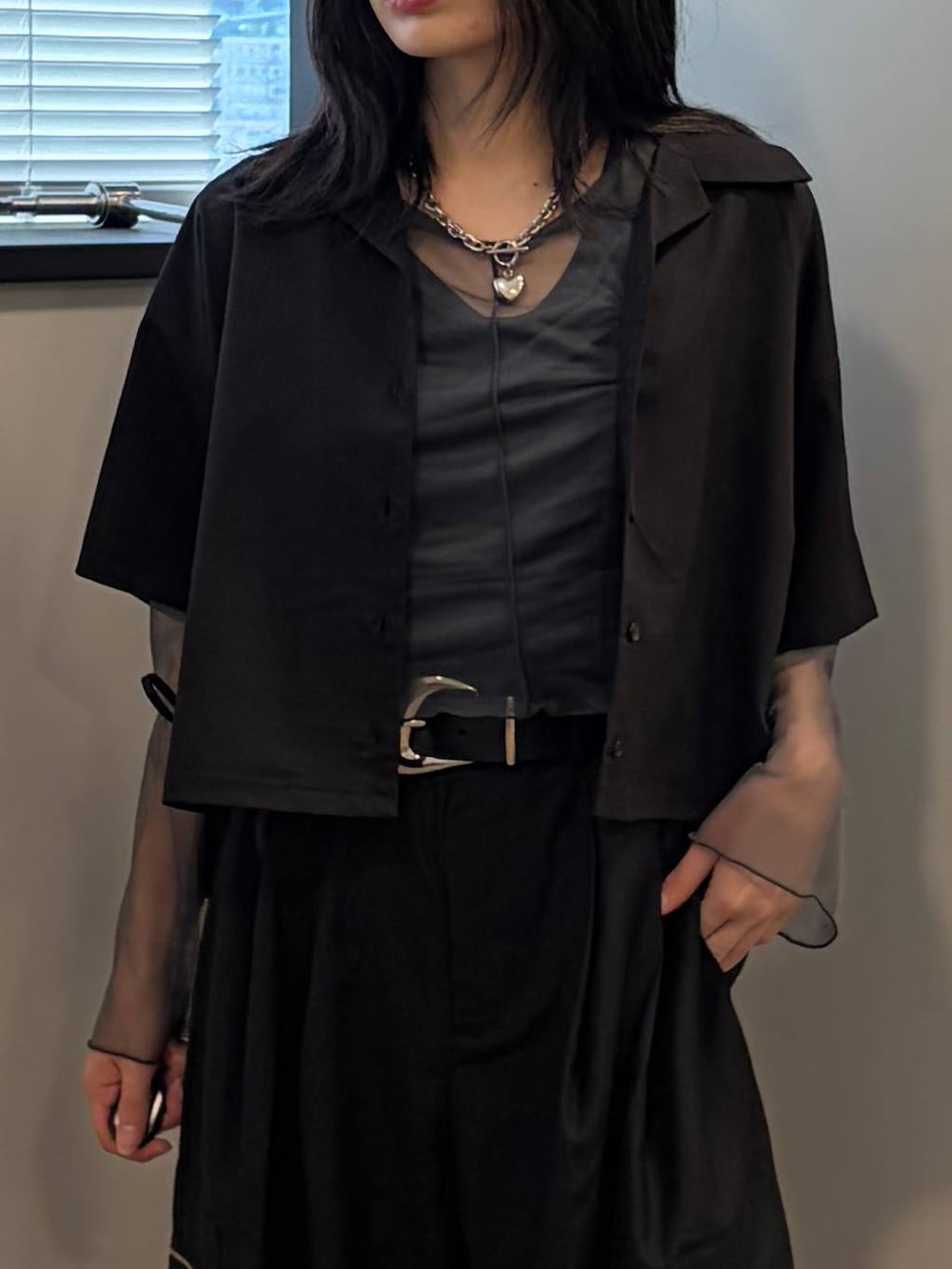 ブラック系のカーゴパンツ、グレー系のTシャツ/カットソー、ブラック系のシャツ/ブラウスを着用したレディースの夏コーディネートの4枚目の写真