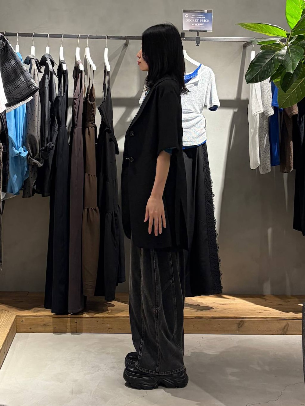 ブラック系のスニーカー、ブラック系のデニムパンツ、ブルー系のTシャツ/カットソーを着用したレディースの夏コーディネートの2枚目の写真