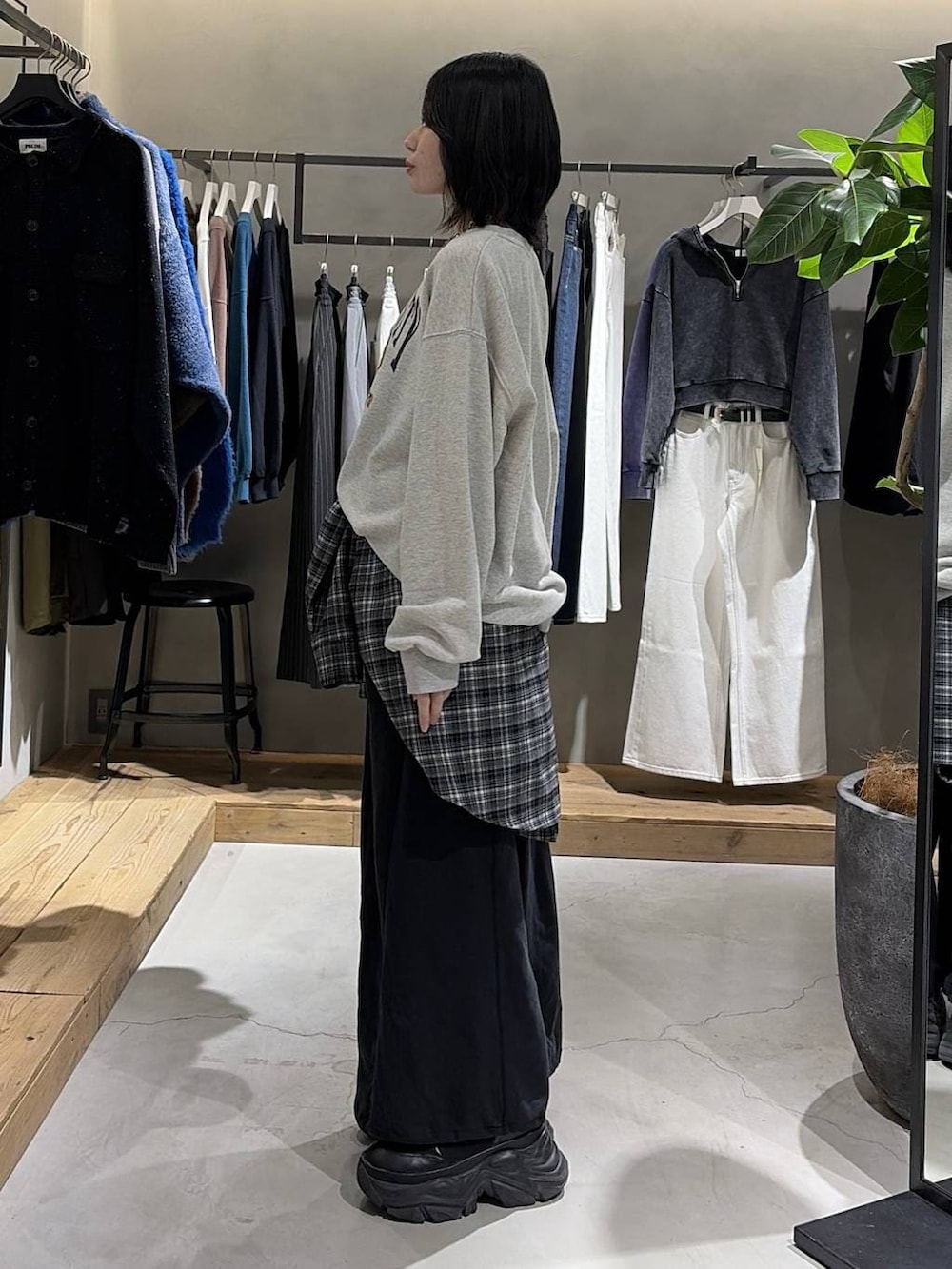 ブラック系のブーツ、グレー系のスウェット、ブラック系のスウェットパンツを着用したレディースの冬コーディネートの2枚目の写真