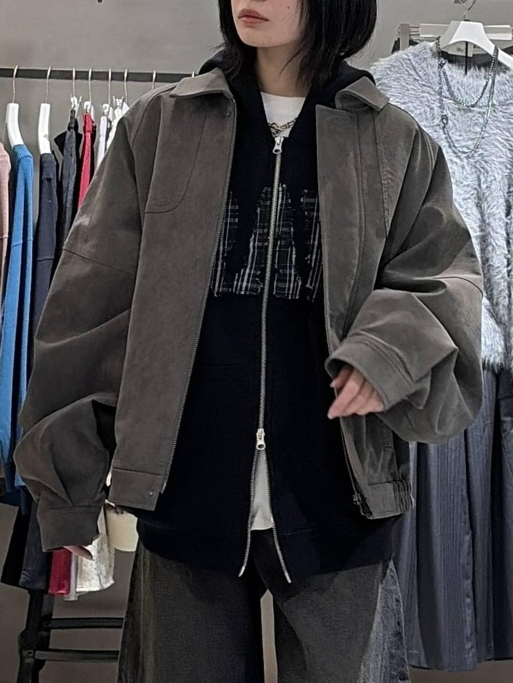 ブラック系のブーツ、ブラック系のデニムパンツ、ホワイト系のTシャツ/カットソーを着用したレディースの冬コーディネートの4枚目の写真