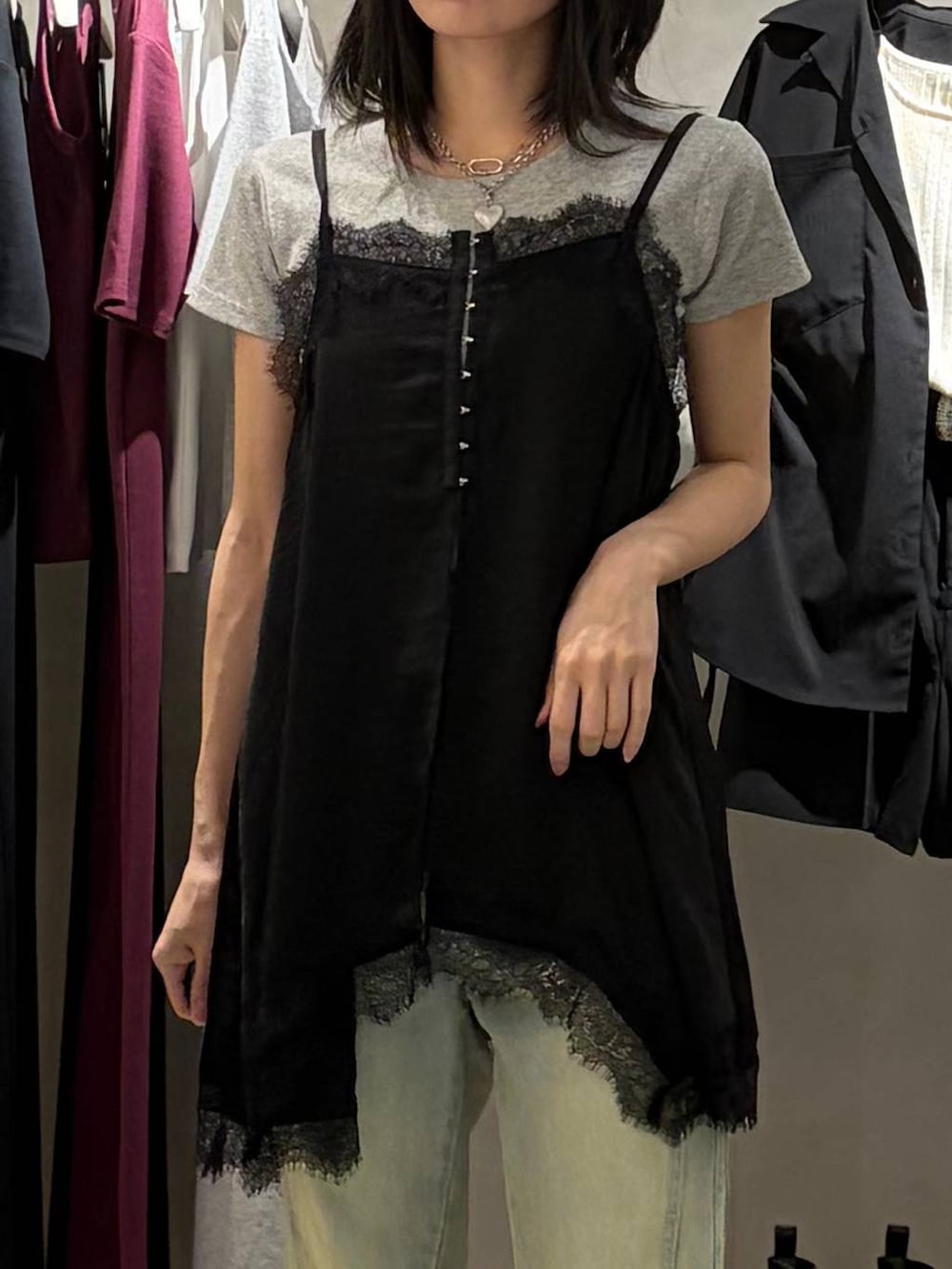 ブルー系のデニムパンツ、ブラック系のサンダル、グレー系のTシャツ/カットソーを着用したレディースの春コーディネートの4枚目の写真