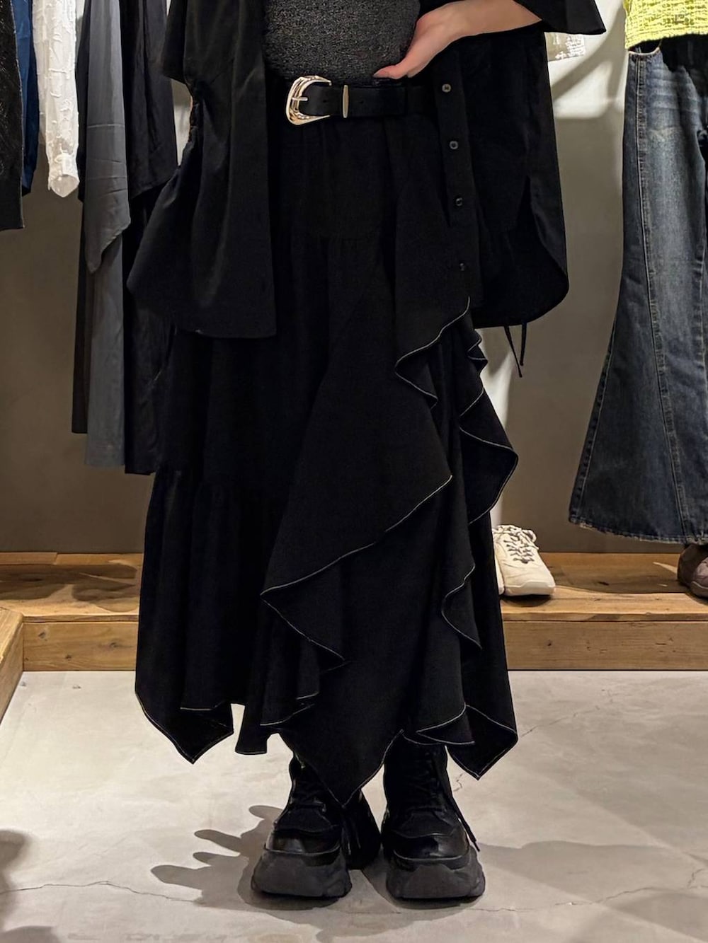 ブラック系のスカート、ブラック系のシャツ/ブラウス、ブラック系のベルトを着用したレディースの春コーディネートの5枚目の写真